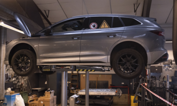 skoda_roskilde_elbil_paa_lift